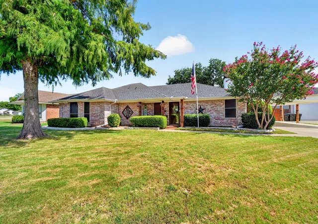 Photo 3 of Sale Pending at 403 Sunset Dr, Crandall, TX 75114 | MLS# 21343058 | Listing updated on 2026-08-31