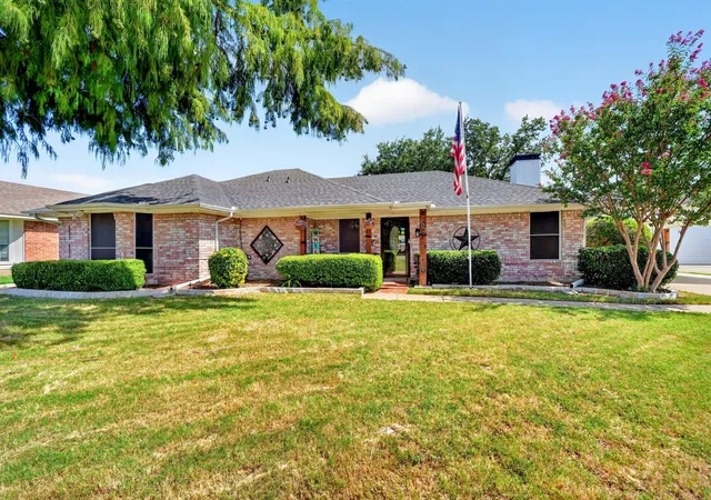 Photo 3 of Sale Pending at 403 Sunset Dr, Crandall, TX 75114 | MLS# 21343058 | Listing updated on 2026-08-31