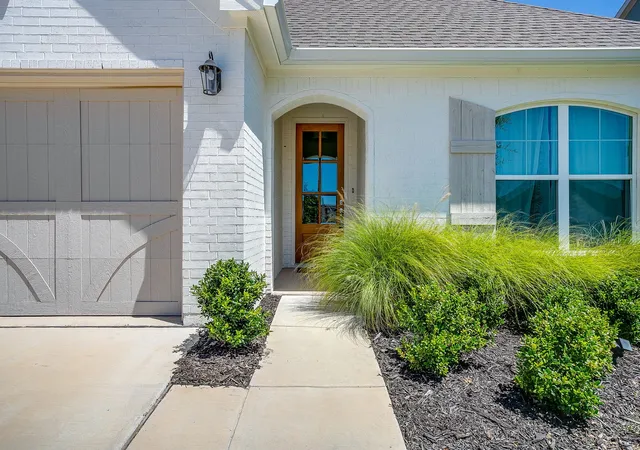 Photo 2 of Single family home for sale at 1009 Brown Valley Trl, Weatherford, TX 76087 | MLS# 21342758 | Listing updated on 2026-09-25