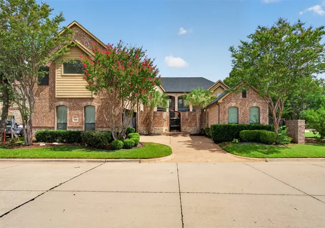 Photo 1 of Single family home for sale at 3801 Park Manor Ct, Arlington, TX 76017 | MLS# 21341856 | Listing updated on 2026-10-07