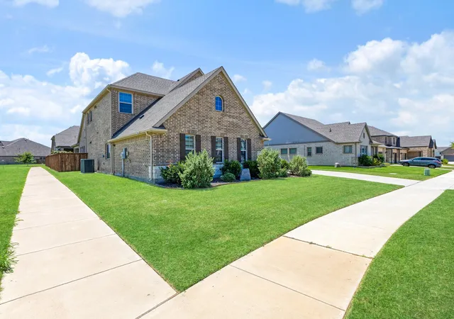 Photo 3 of Single family home for sale at 3204 Julian St, Mansfield, TX 76063 | MLS# 21345467 | Listing updated on 2026-09-28
