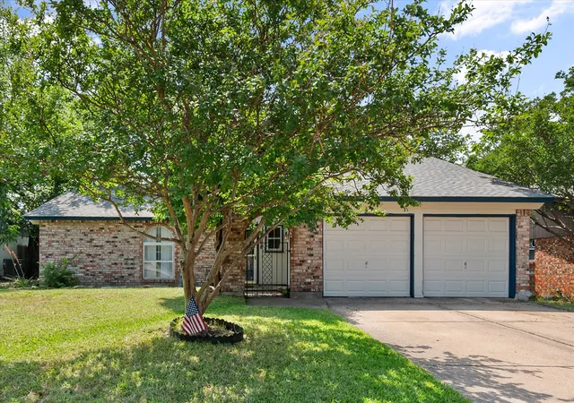 Photo 3 of Single family home for sale at 2508 Mardell Dr, Arlington, TX 76016 | MLS# 21345448 | Listing updated on 2026-08-04