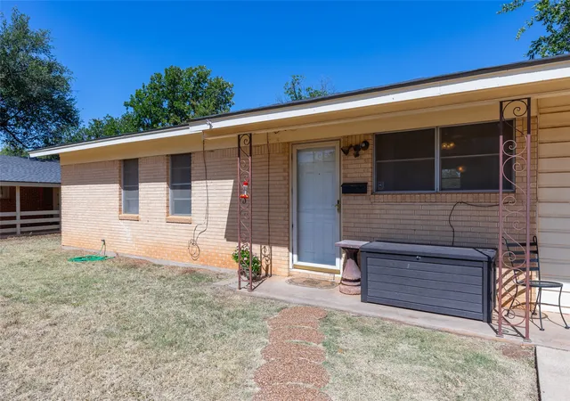 Photo 3 of Sale Pending at 2618 Rountree Dr, Abilene, TX 79601 | MLS# 21342937 | Listing updated on 2026-09-25