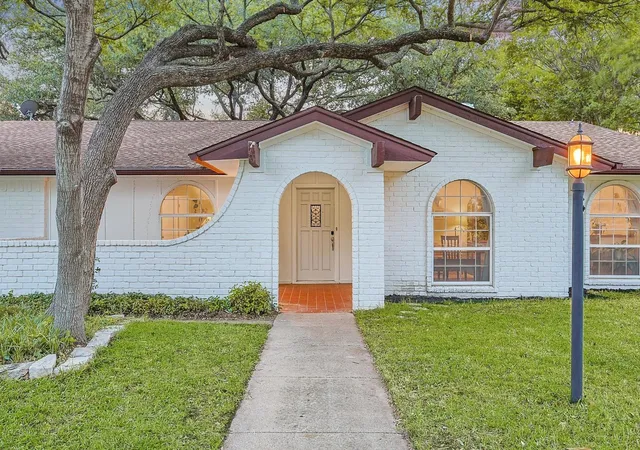 1st image of 404 Green River Trl, Fort Worth, TX 76103 | MLS# 21338690