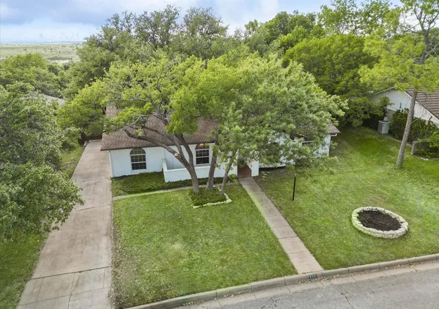 2nd image of 404 Green River Trl, Fort Worth, TX 76103 | MLS# 21338690