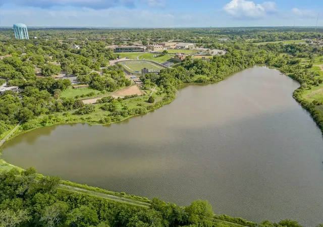 30th image of 404 Green River Trl, Fort Worth, TX 76103 | MLS# 21338690