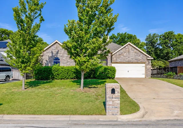 Photo 3 of Single family home for sale at 7420 Rose Crest Blvd, Fort Worth, TX 76140 | MLS# 21332236 | Listing updated on 2026-08-29