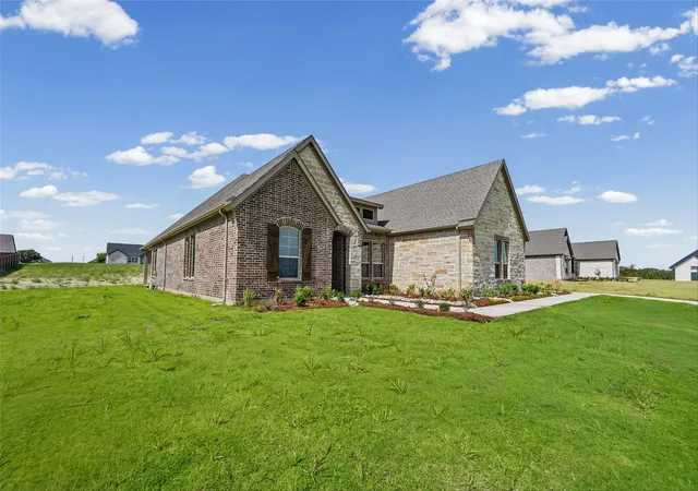 Photo 3 of Single family home for sale at 804 Valley Ridge Rd, Van Alstyne, TX 75495 | MLS# 21345699 | Listing updated on 2026-10-07