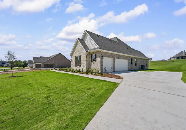 Photo 3 of Single family home for sale at 705 Water Side Dr, Van Alstyne, TX 75495 | MLS# 21345626 | Listing updated on 2026-10-07