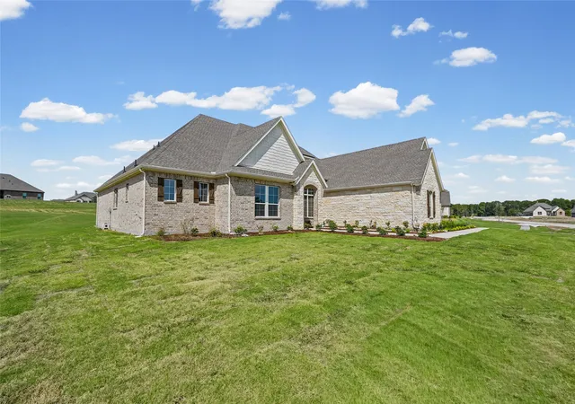 Photo 3 of Single family home for sale at 705 Water Side Dr, Van Alstyne, TX 75495 | MLS# 21345626 | Listing updated on 2026-10-07