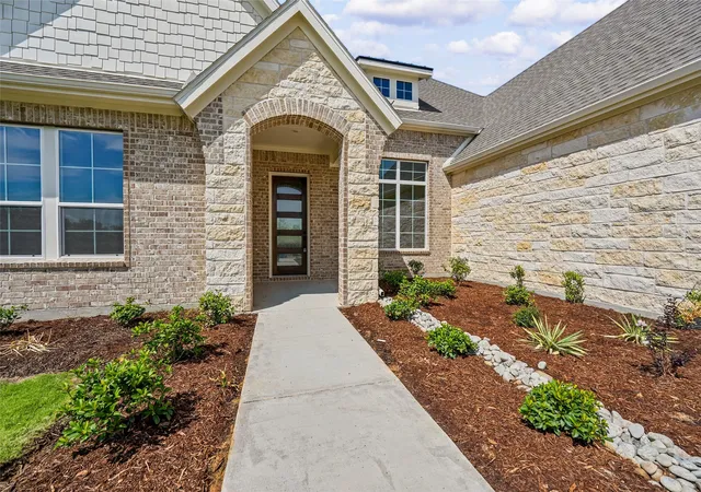 Photo 4 of Single family home for sale at 705 Water Side Dr, Van Alstyne, TX 75495 | MLS# 21345626 | Listing updated on 2026-10-07