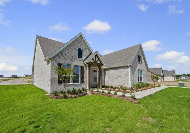 Photo 3 of Single family home for sale at 701 Water Side Dr, Van Alstyne, TX 75495 | MLS# 21345526 | Listing updated on 2026-10-07