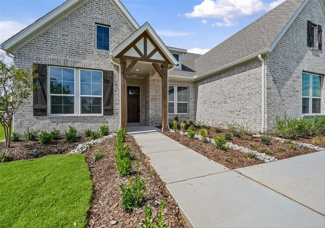 Photo 4 of Single family home for sale at 701 Water Side Dr, Van Alstyne, TX 75495 | MLS# 21345526 | Listing updated on 2026-10-07