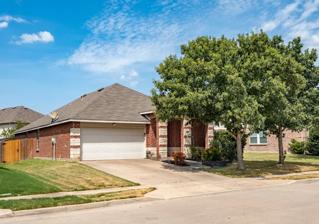 Photo 2 of Single family home for sale at 4605 Prairie Crossing Dr, Fort Worth, TX 76244 | MLS# 21345785 | Listing updated on 2026-08-28