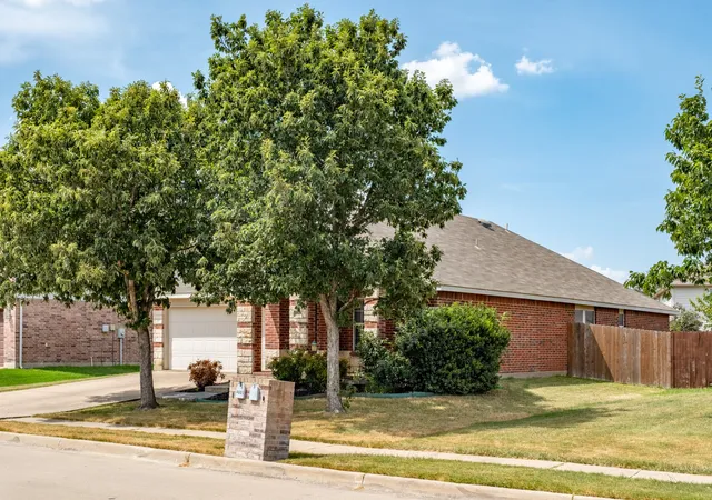 Photo 3 of Sale Pending at 4605 Prairie Crossing Dr, Fort Worth, TX 76244 | MLS# 21345785 | Listing updated on 2026-10-02