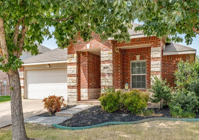 Photo 3 of Sale Pending at 4605 Prairie Crossing Dr, Fort Worth, TX 76244 | MLS# 21345785 | Listing updated on 2026-10-02
