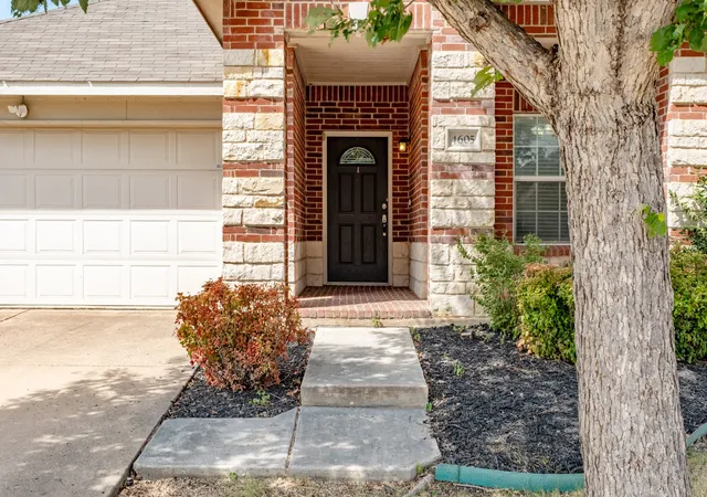 Photo 4 of Sale Pending at 4605 Prairie Crossing Dr, Fort Worth, TX 76244 | MLS# 21345785 | Listing updated on 2026-10-02