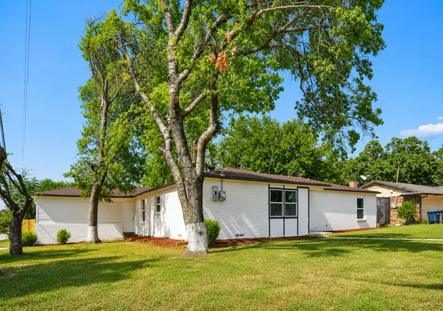 Photo 3 of Single family home for sale at 5001 Meadowbrook Dr, Fort Worth, TX 76103 | MLS# 21345787 | Listing updated on 2026-10-02