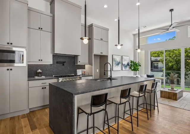 Photo 2 of Single family home for sale at 412 Avenue L, Dallas, TX 75203 | MLS# 21345781 | Listing updated on 2026-08-22