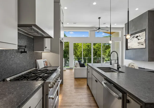 Photo 3 of Single family home for sale at 412 Avenue L, Dallas, TX 75203 | MLS# 21345781 | Listing updated on 2026-08-22