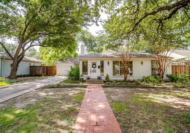 Photo 3 of Sale Pending at 6305 Locke Ave, Fort Worth, TX 76116 | MLS# 21336079 | Listing updated on 2026-08-05