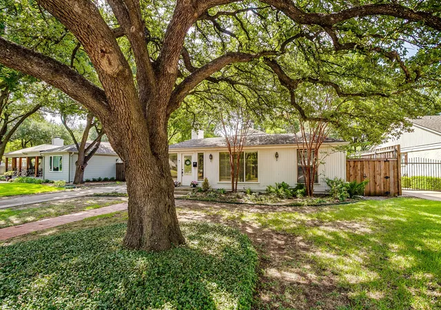 Photo 3 of Sale Pending at 6305 Locke Ave, Fort Worth, TX 76116 | MLS# 21336079 | Listing updated on 2026-08-05