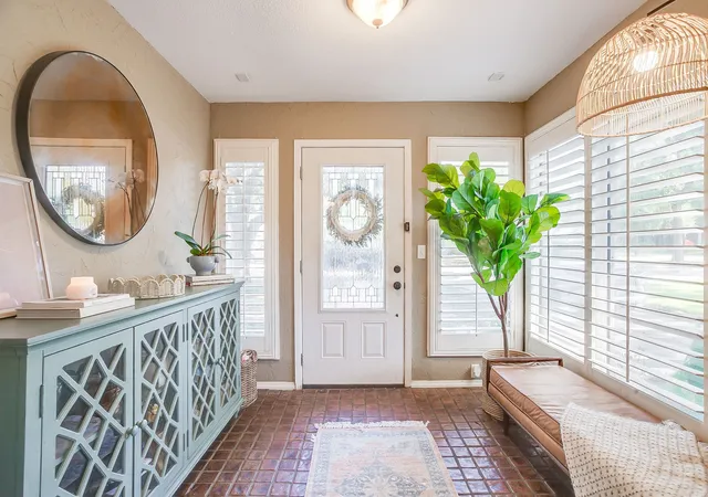 Photo 4 of Sale Pending at 6305 Locke Ave, Fort Worth, TX 76116 | MLS# 21336079 | Listing updated on 2026-08-05