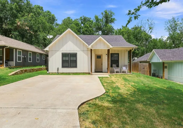 Photo 2 of Single family home for sale at 517 E Hanna St, Denison, TX 75021 | MLS# 21340870 | Listing updated on 2026-08-31