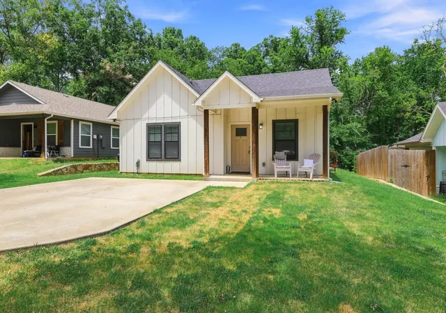 Photo 3 of Single family home for sale at 517 E Hanna St, Denison, TX 75021 | MLS# 21340870 | Listing updated on 2026-08-31