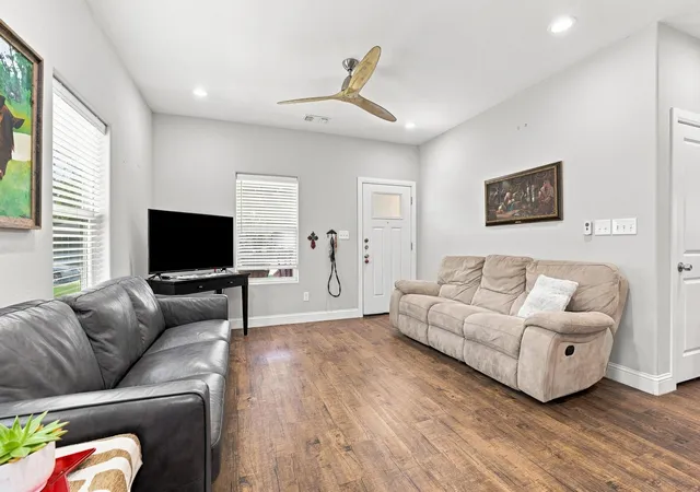 Photo 4 of Single family home for sale at 517 E Hanna St, Denison, TX 75021 | MLS# 21340870 | Listing updated on 2026-08-31