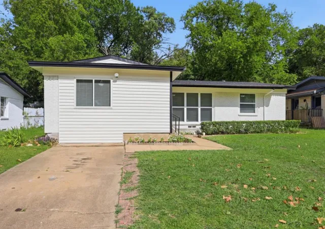 Photo 4 of Sale Pending at 810 N Carrier Pkwy, Grand Prairie, TX 75050 | MLS# 21345952 | Listing updated on 2026-08-21