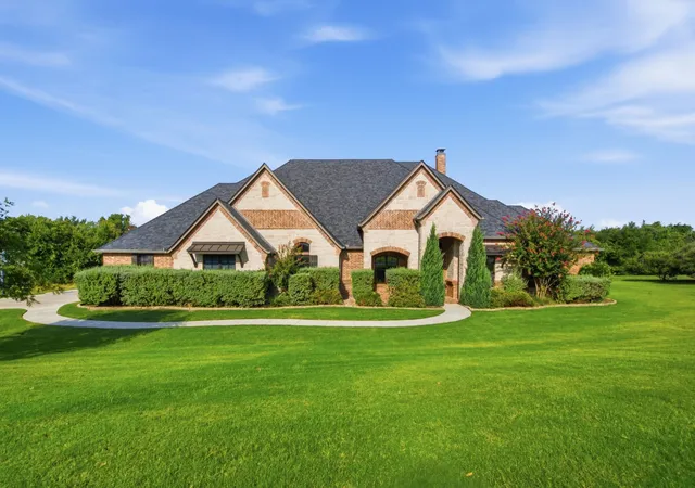 Photo 2 of Single family home for sale at 117 Signature Ct, Weatherford, TX 76087 | MLS# 21345813 | Listing updated on 2026-08-26