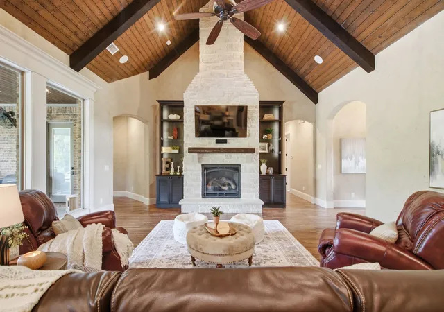 Photo 4 of Single family home for sale at 117 Signature Ct, Weatherford, TX 76087 | MLS# 21345813 | Listing updated on 2026-08-26