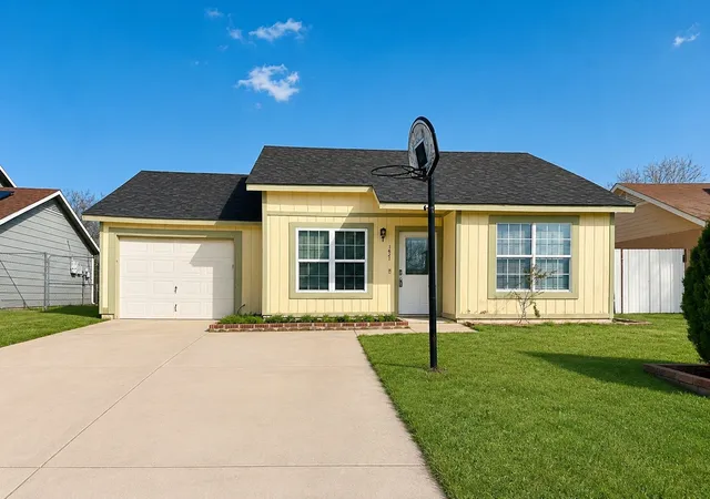 1st image of 1621 Scottsdale Dr, Arlington, TX 76018 | MLS# 21345988
