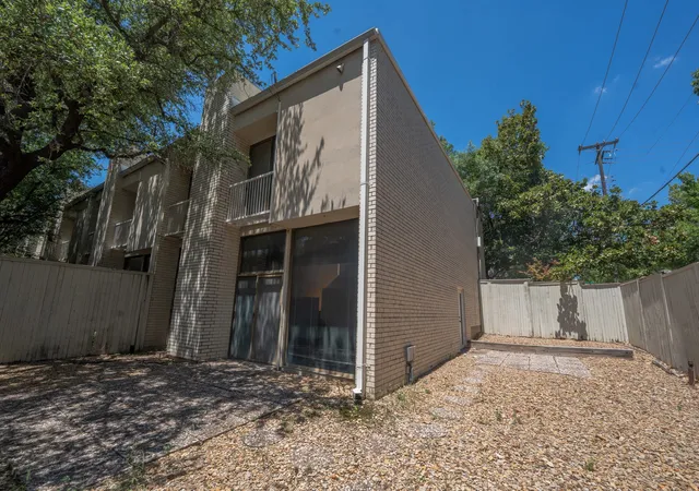 Listing Photo 4 - Condo for sale in building located at 2818 Welborn Dr, Dallas, TX 75219 - Unit #9