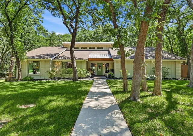 Photo 4 of Single family home for sale at 12 Timbergreen Cir, Denton, TX 76205 | MLS# 21340930 | Listing updated on 2026-10-04