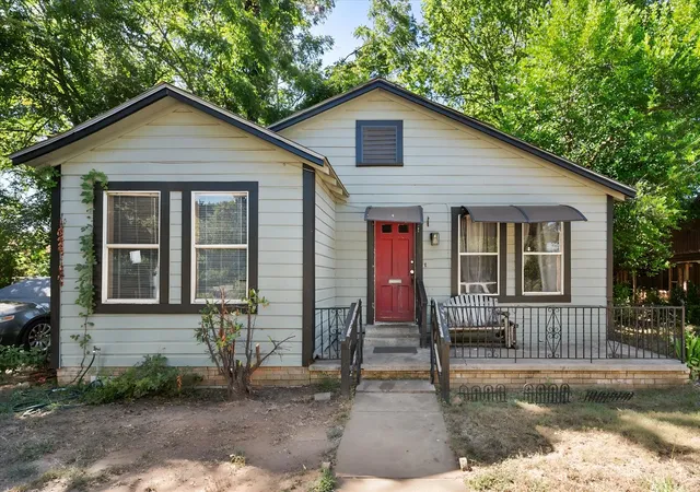Photo 1 of Single family home for sale at 712 W Dye St, Palestine, TX 75801 | MLS# 21346104 | Listing updated on 2026-10-01