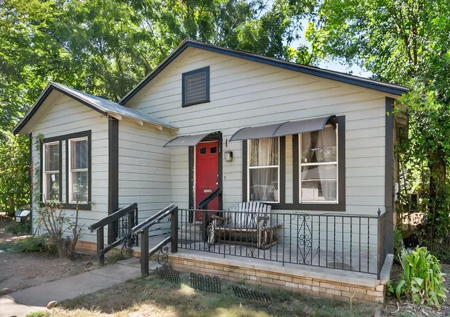 Photo 2 of Single family home for sale at 712 W Dye St, Palestine, TX 75801 | MLS# 21346104 | Listing updated on 2026-10-01
