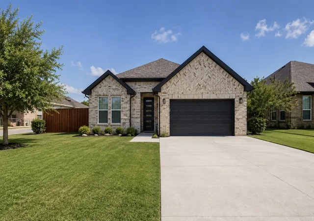 Photo 1 of Single family home for sale at 900 Marcellus Ct, Arlington, TX 76011 | MLS# 21339840 | Listing updated on 2026-08-08