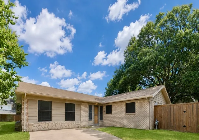 Photo 1 of Single family home for sale at 509 Henslee Dr, Euless, TX 76040 | MLS# 21345132 | Listing updated on 2026-08-27
