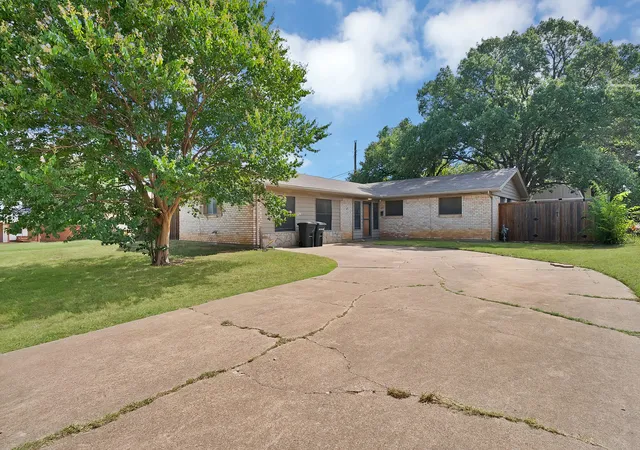 Photo 2 of Single family home for sale at 509 Henslee Dr, Euless, TX 76040 | MLS# 21345132 | Listing updated on 2026-08-27