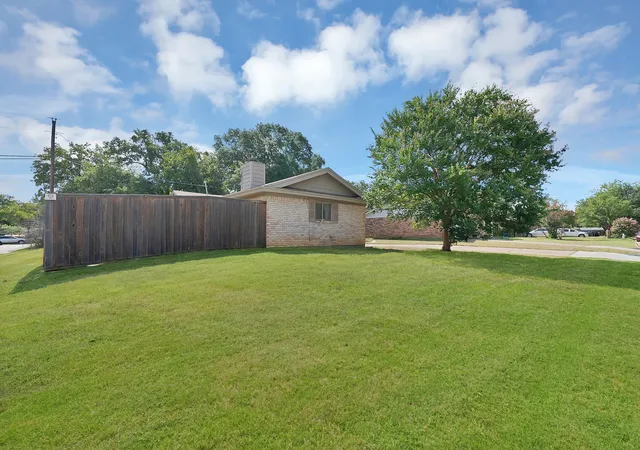 Photo 2 of Single family home for sale at 509 Henslee Dr, Euless, TX 76040 | MLS# 21345132 | Listing updated on 2026-08-27