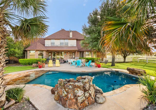 Photo 2 of Single family home for sale at 170 Steel Dust Dr, Red Oak, TX 75154 | MLS# 21345415 | Listing updated on 2026-08-24