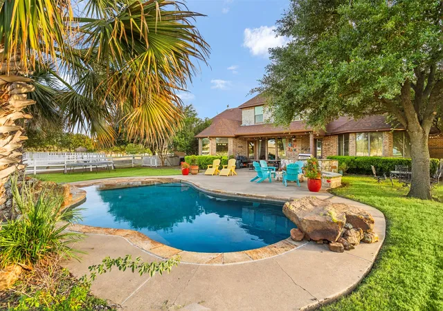 Photo 3 of Single family home for sale at 170 Steel Dust Dr, Red Oak, TX 75154 | MLS# 21345415 | Listing updated on 2026-08-24