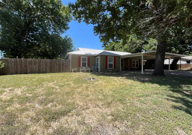 Photo 1 of Single family home for sale at 301 Briggs St, Waxahachie, TX 75165 | MLS# 21345304 | Listing updated on 2026-10-01