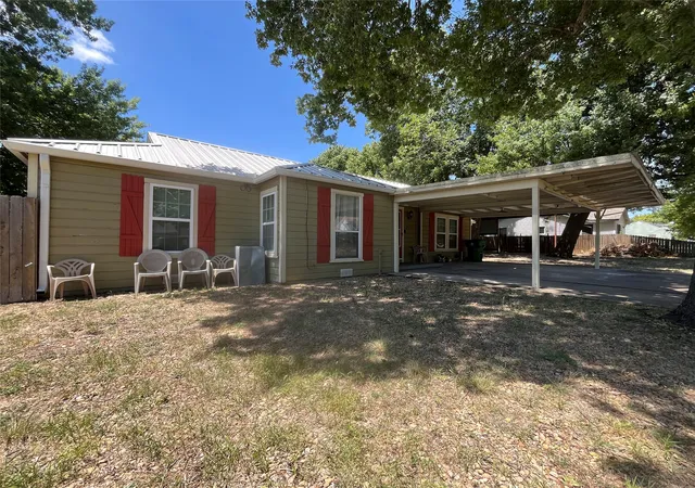 Photo 2 of Single family home for sale at 301 Briggs St, Waxahachie, TX 75165 | MLS# 21345304 | Listing updated on 2026-10-01