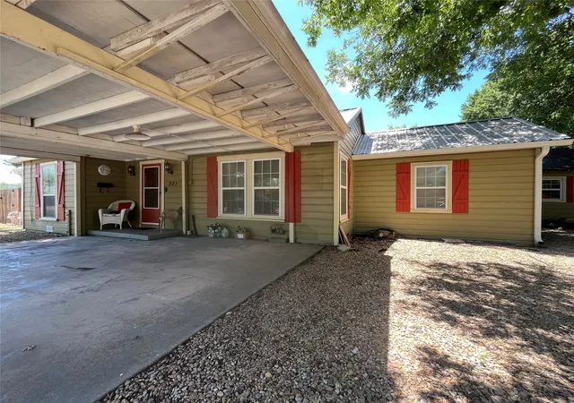 Photo 3 of Single family home for sale at 301 Briggs St, Waxahachie, TX 75165 | MLS# 21345304 | Listing updated on 2026-10-01