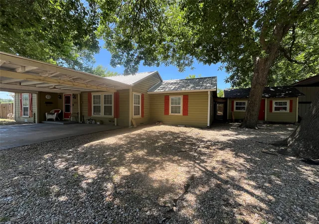 Photo 3 of Single family home for sale at 301 Briggs St, Waxahachie, TX 75165 | MLS# 21345304 | Listing updated on 2026-10-01