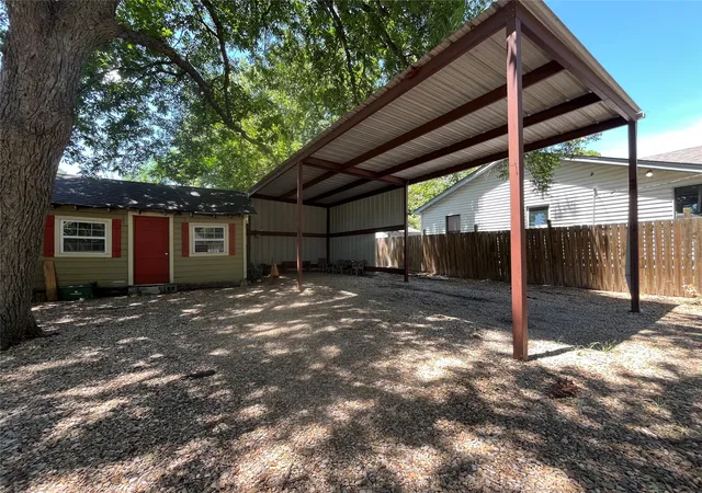 Photo 4 of Single family home for sale at 301 Briggs St, Waxahachie, TX 75165 | MLS# 21345304 | Listing updated on 2026-10-01