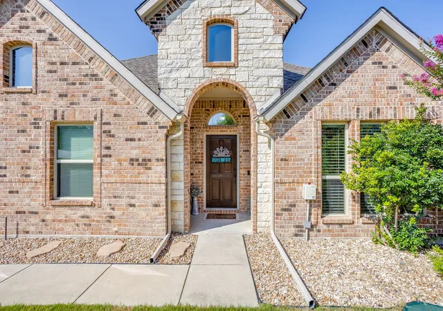 Photo 2 of Sale Pending at 106 Hannah Ct, Weatherford, TX 76085 | MLS# 21344035 | Listing updated on 2026-08-25